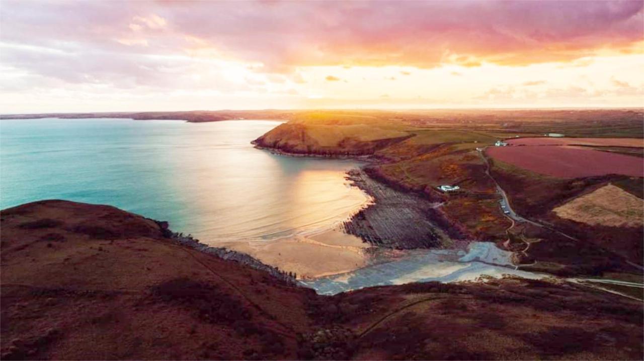 The Rum Shack Manorbier Castle Inn Bagian luar foto